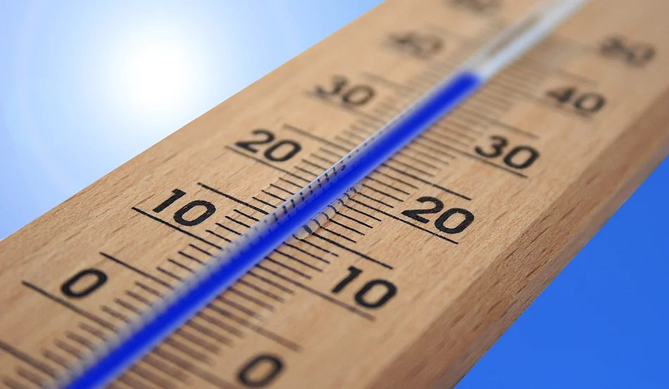 Symbolbild Hitze Ein Thermometer zeigt mehr als 36 Grad an vor einem blauen Himmel.