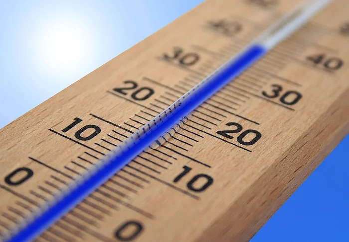 Ein Thermometer zeigt mehr als 36 Grad an vor einem blauen Himmel.
