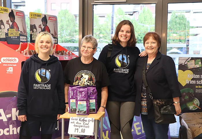 Bei EDEKA Junius wurde der Fairtrade Klima-Kaffee verkauft v.l.n.r. Paula Friedel, Brigitte Mattigkeit (ADFC Glinde), Josephine Princet, Ulrike Müller-Kopsch (Vorsitzende Fairtrade Steuerungsgruppe Glinde) Foto: Stadt Glinde