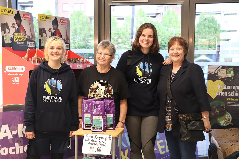 Bei EDEKA Junius wurde der Fairtrade Klima-Kaffee verkauft v.l.n.r. Paula Friedel, Brigitte Mattigkeit (ADFC Glinde), Josephine Princet, Ulrike Müller-Kopsch (Vorsitzende Fairtrade Steuerungsgruppe Glinde) Foto: Stadt Glinde