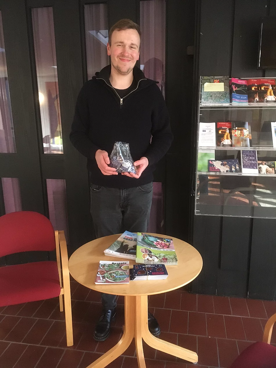 Pastor Nils Jacobsen von der St. Johannis Gemeinde mit Fairtrade-Schokolade und Info-Flyern.