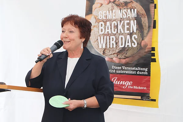 Ulrike Müller-Kopsch mit einem Mikrofon in der Hand