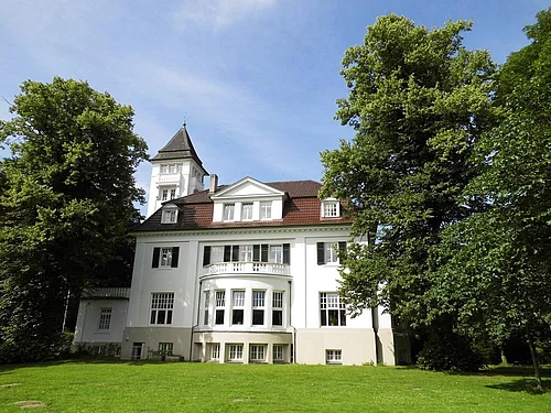 Das Glinder Gutshaus von der Seite mit Turm auf der linken Seite