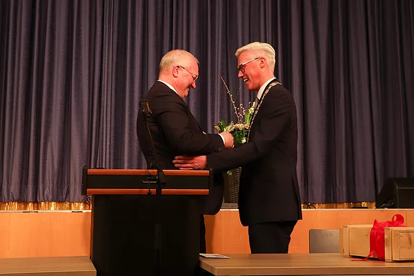 Landrat Görtz schüttelt Rainhard Zug die Hand.