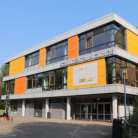 Das gelb-orange-farbene Gebäude des Schulzentrums Oher Weg