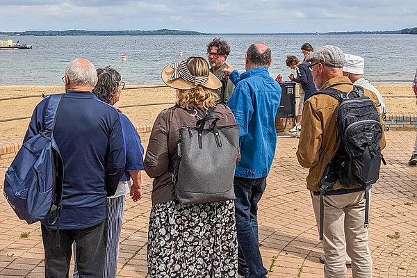 Menschen schauen auf einen See.