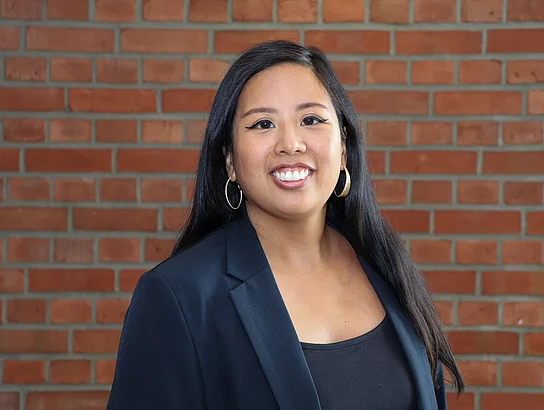 Glindes Gleichstellungsbeauftragte Julia Nguyen lächelt freundlich