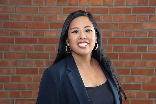 Glindes Gleichstellungsbeauftragte Julia Nguyen lächelt freundlich