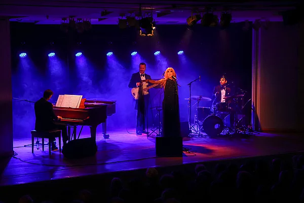 Tim Fischer mit seiner Band auf der Bühne.