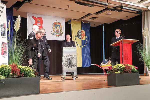 Die befreundete Feuerwehr aus Bacharach (Rheinland-Pfalz) übergibt Geschenke an die Glinder Wehrführung. Foto: Stadt Glinde
