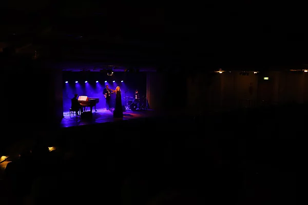 Tim Fischer mit seiner Band auf der Bühne.