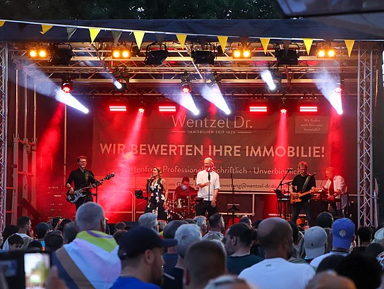 FREESTYLE auf der MARKTFEST Bühne Eine Band spielt auf der Bühne