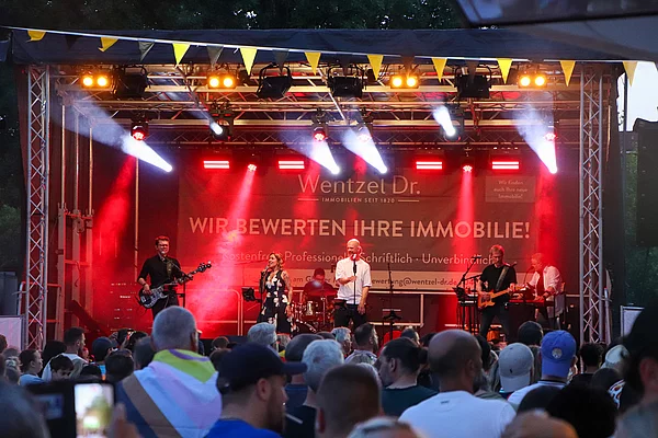 Eine Band spielt auf der Bühne