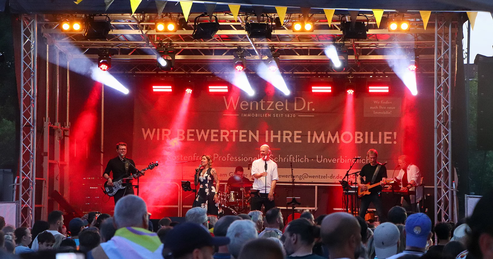 Eine Band spielt auf der Bühne