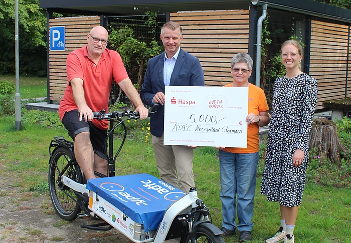 Präsentieren das Lastenrad der Stadt Glinde - v.l.n.r. Carsten Lenz (Hausmeister), Glenn Rettich (HASPA), Brigitte Mattigkeit (ADFC Glinde), Lisa Schill (Klimaschutzmanagement Glinde) - Foto: Stadt Glinde 