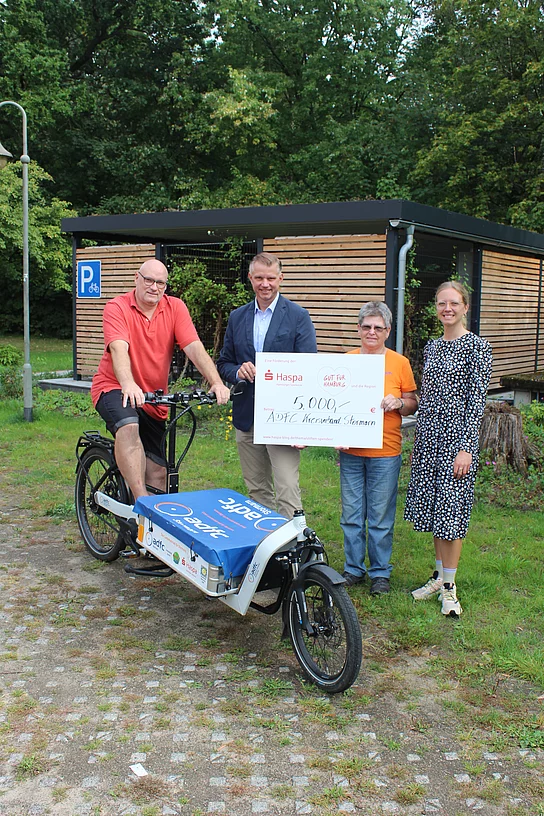 Präsentieren das Lastenrad der Stadt Glinde - v.l.n.r. Carsten Lenz (Hausmeister), Glenn Rettich (HASPA), Brigitte Mattigkeit (ADFC Glinde), Lisa Schill (Klimaschutzmanagement Glinde) - Foto: Stadt Glinde 