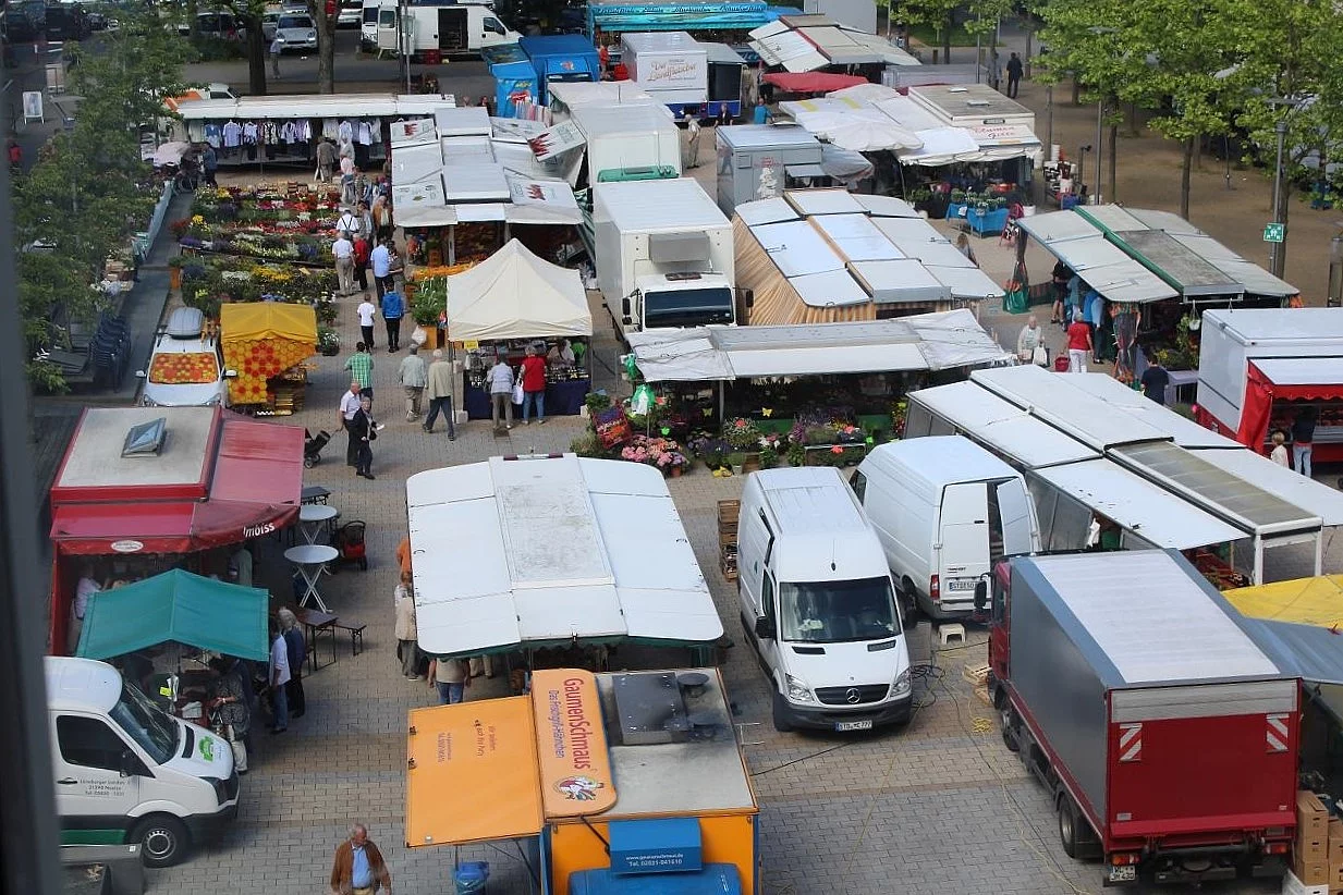 Stände auf dem Glinder Wochenmarkt von oben fotografiert.