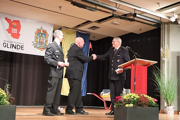 Aus Dänemark würden Glückwünsche von der Feuerwehr Tonder samt Geschenk ausgerichtet. Foto: Stadt Glinde