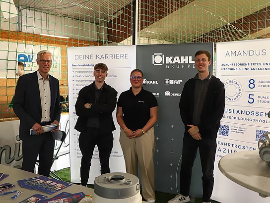 Menschen vor einem Messestand