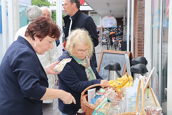 Ulrike Müller-Kopsch, Vorsitzende der Fairtrade-Steuerungsgruppe Glinde schaut sich Fairtrade-Produkte auf einem Tisch an