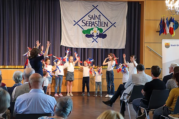 Kinder bei einer kleinen Aufführung.