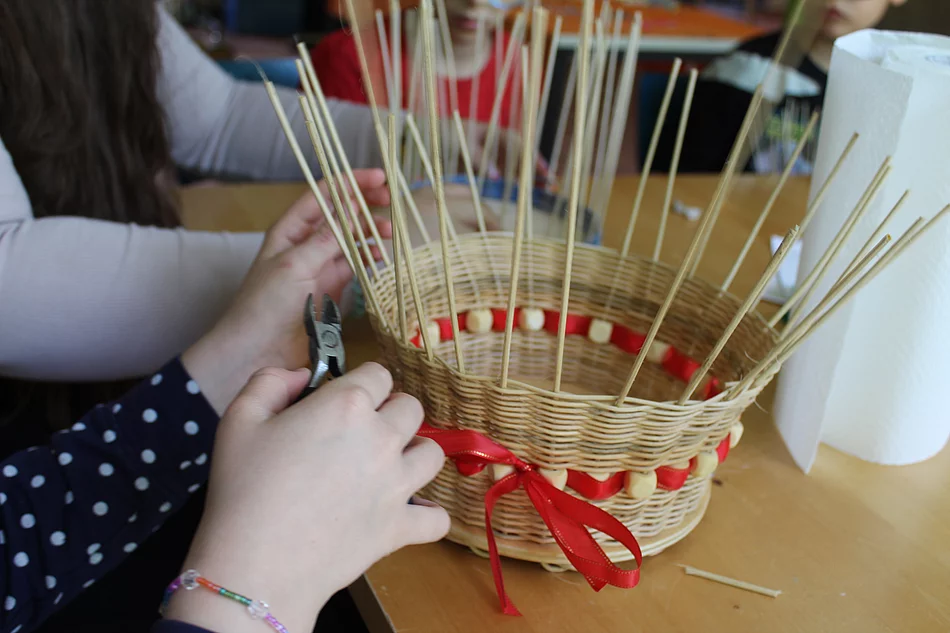 Auch Körbe flechten gehört zu den Aufgaben "Der Siedler"-Aktion Foto: Stadt Glinde Auch Körbe flechten gehört zu den Aufgaben "Der Siedler"-Aktion Foto: Stadt Glinde