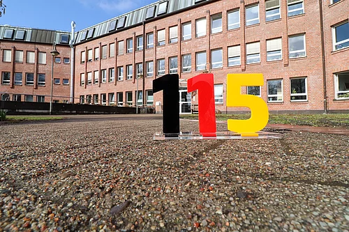 Vor dem Glinder Rathaus stehen die Zahlen 115, die auf die einheitliche Behördennummer 115 aufmerksam machen.