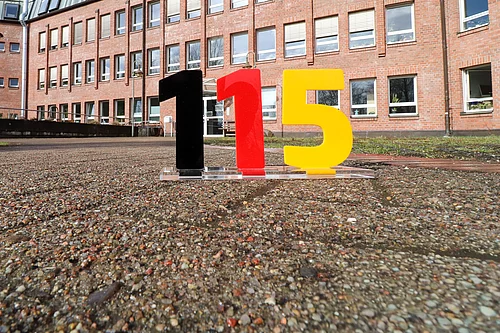 Vor dem Glinder Rathaus stehen die Zahlen 115, die auf die einheitliche Behördennummer 115 aufmerksam machen.