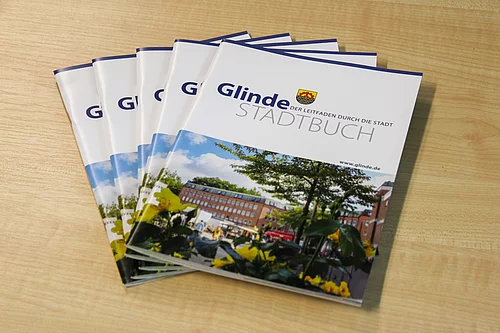 Mehrere Stadtbuch-Broschüren sind aufgefächert