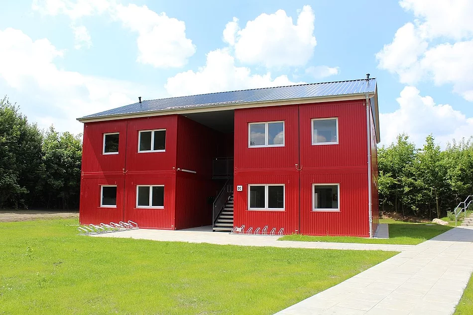 Dies ist ein Foto von einem der Flüchtlingsunterkünfte am Schlehenweg.