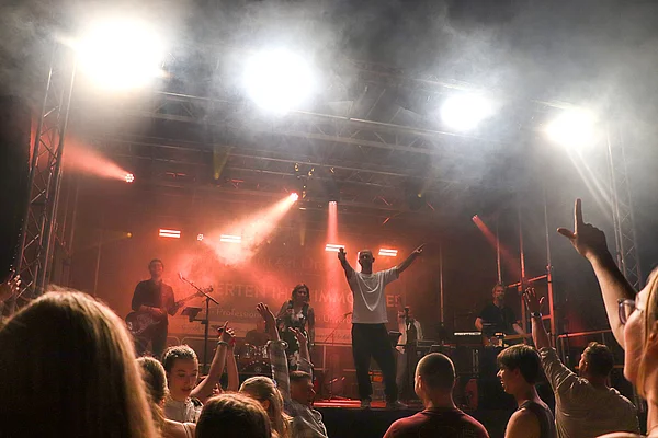 Publikum jubelt einer Band zu