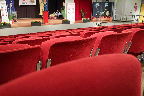 Saal und Bühne beim Festakt der Feuerwehr. Foto: Stadt Glinde