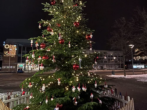 Ein erleuchteter Weihnachtsbaum auf dem Markt in Glinde 2023.