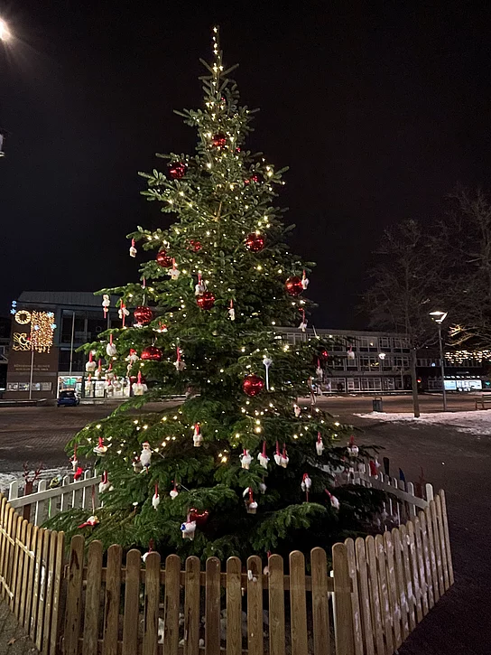 Ein erleuchteter Weihnachtsbaum auf dem Markt in Glinde 2023.