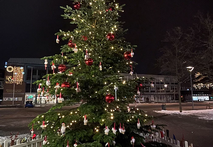 Ein erleuchteter Weihnachtsbaum auf dem Markt in Glinde 2023.