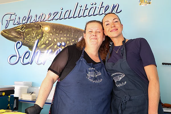 Menschen an einem Stand.