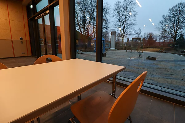 Von der Mensa aus können die Kinder durch große Fenster auf den Schulhof schauen.
