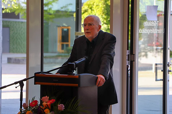 Hans-Jürgen Preuß steht am Rednerpult