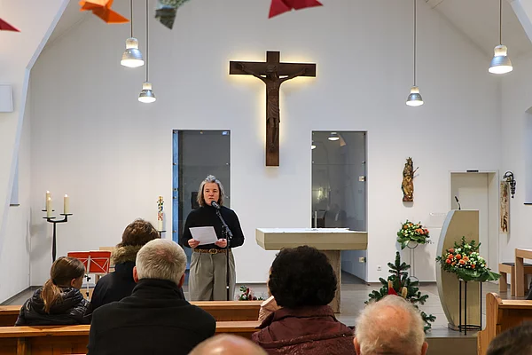 Birgit Bohn von der katholischen Gemeinde "Zu den heiligen Engeln" steht am Mikrofon