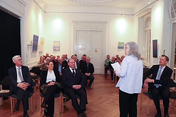 Die Vorsitzende des Kulturausschusses Martina von Bargen spricht zum Publikum.