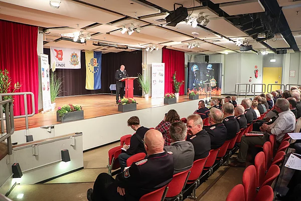 Glindes Wehrführer Michael Weidemann mit Publikum beim Festakt zum 125. Geburtstag der Feuerwehr Glinde. Foto: Stadt Glinde