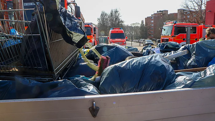 Die Ladefläche eines Transporters ist mit Müllsäcken gefüllt.