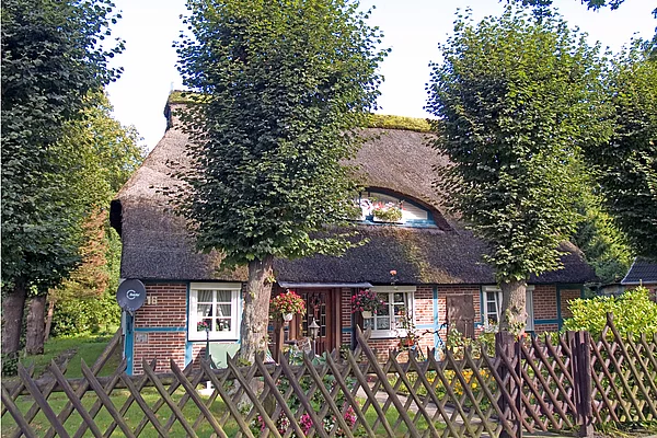 Ein kleines Reetdachhaus