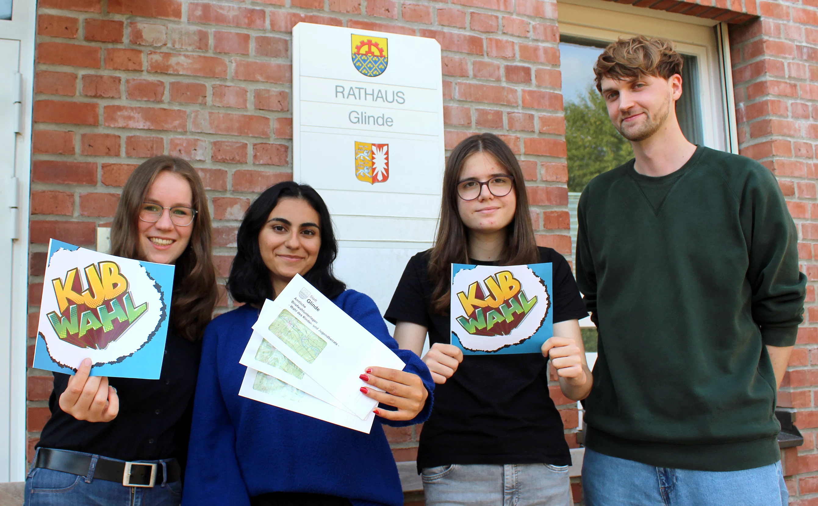 Zur AG Kinder- und Jugendbeirat gehören zurzeit Luisa Lückel, Hanim Sakar, Jette Jünke (von links) sowie Valentin Berlit und Fiona Berlit (beide nicht auf dem Bild). Begleitet wird der Kinder- und Jugendbeirat durch den Stadtjugendpfleger der Stadt Glinde Alex Brammer (rechts). Foto: Stadt Glinde