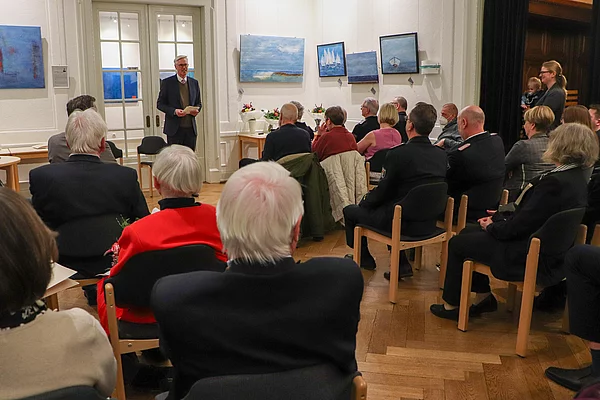 Bürgermeister Rainhard Zug spricht vor den Gästen.
