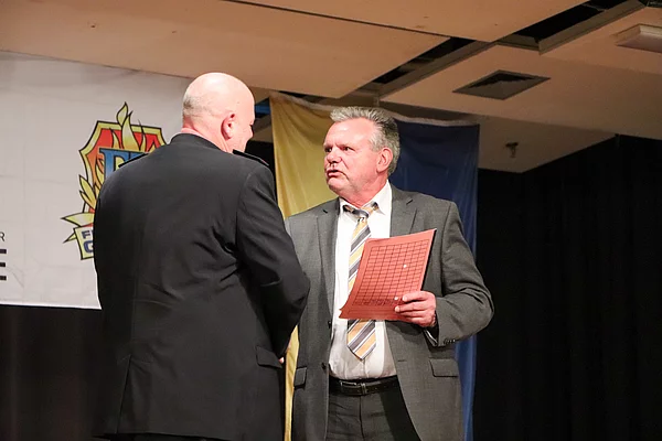 Stormarn Kreispräsident Hans-Werner Harmuth (r.) gratuliert Wehrführer Michael Weidemann. Foto: Stadt Glinde