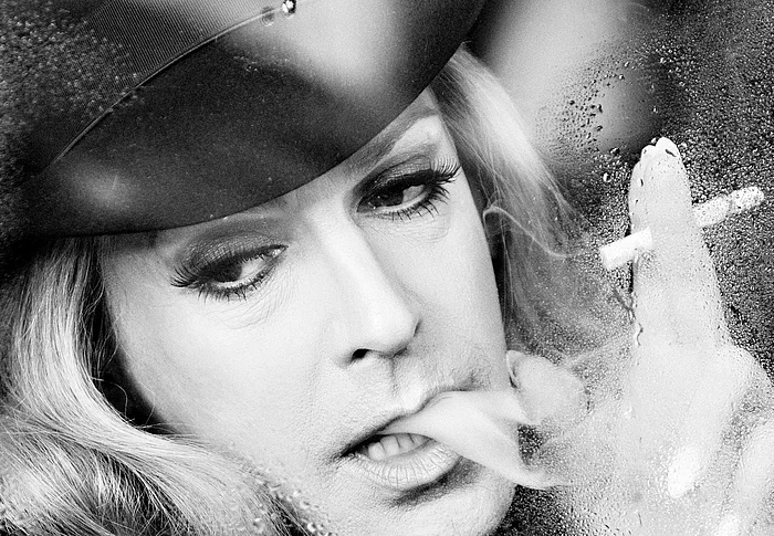 Tim Fischer in seiner Rolle als Hildegard Knef mit dunkler Kleidung und einer Zigarette in den Fingern