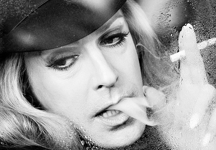 Tim Fischer in seiner Rolle als Hildegard Knef mit dunkler Kleidung und einer Zigarette in den Fingern