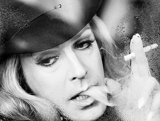 Tim Fischer in seiner Rolle als Hildegard Knef mit dunkler Kleidung und einer Zigarette in den Fingern