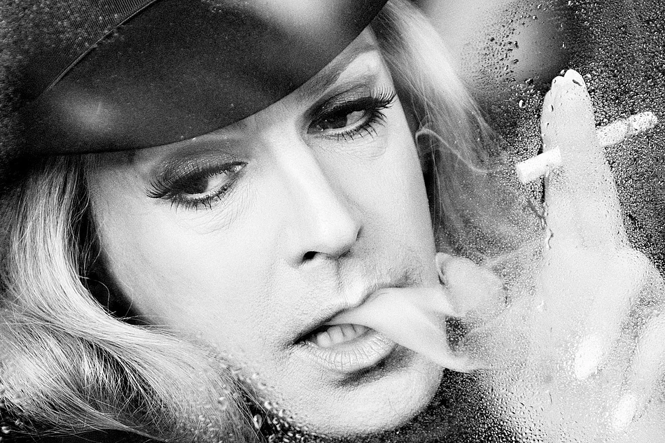 Tim Fischer in seiner Rolle als Hildegard Knef mit dunkler Kleidung und einer Zigarette in den Fingern